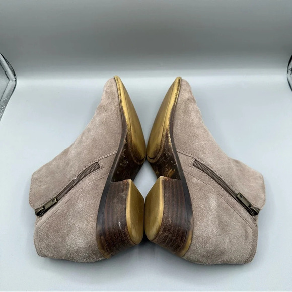 Lucky Brand Barstyn Neutral Light Tan Suede Heeled Zip Side Ankle Booties Size 8 - Picture 5 of 8